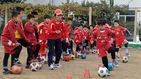섬네일이미지  2:30일 평양시 평천구역 새마을소학교에서 어린이들이 연령별 특성에 맞는 축구교육을 받고 있다. 