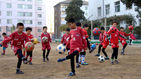섬네일이미지  1:30일 평양시 평천구역 새마을소학교에서 어린이들이 연령별 특성에 맞는 축구교육을 받고 있다. 