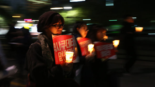 메인이미지  3 : 31일 오후 서울 청계광장 인근에서 국정화저지네트워크 주최로 열린 '역사교과서 국정화 저지를 위한 3차 범국민대회'에서 참가자들이 촛불을 들고 행진을 하고 있다.
