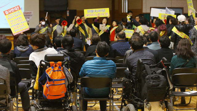 메인이미지  1 : 2일 오후 서울 동대문구 성일중학교에서 열릴 예정이던 서울커리어월드 주민설명회는 설립 반대 주민들의 반발로 무산됐다. 

이날 주민설명회에 참석한 장애인들 앞으로 일부 주민들이 설립 반대를 주장하며 공청회 진행을 막고 있다.