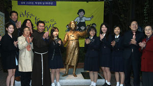 이화여고 학생들, 서울 정동에 '평화의 소녀상' 세워