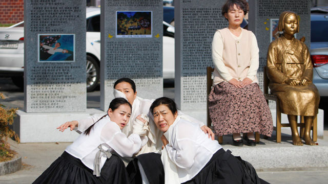 메인이미지  5 : 3일 오후 청주시 상당구 청소년광장에서 열린 '충북 평화의 소녀상&middot;기림비 제막식'에 춤패 '너울'이 춤 공연을 하고 있다. (서울=연합)