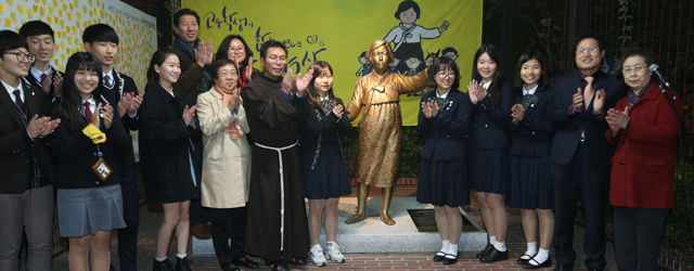 메인이미지  3 : 3일 오후 서울 중구 정동 프란치스코 교육회관에서 열린 '고등학생이 함께 만드는 평화의 소녀상' 제막식에서 김선실 한국정신대문제대책협의회 공동대표, 조희연 서울시교육감, 조각가 김서경, 호명환 프란치스코 작은형제회 관구장, 고등학생 대표 등의 참석자들이 박수를 치고 있다. (서울=연합)