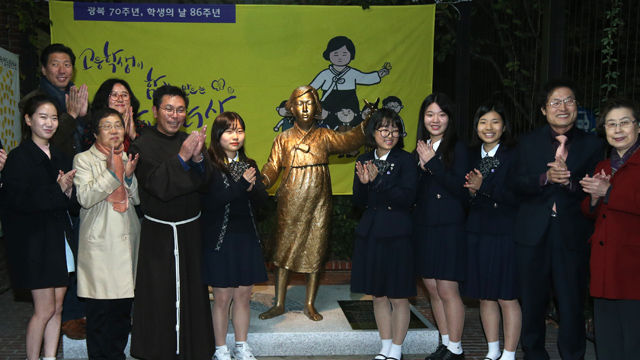 메인이미지  2 : 3일 오후 서울 중구 정동 프란치스코 교육회관에서 열린 '고등학생이 함께 만드는 평화의 소녀상' 제막식에서 김선실 한국정신대문제대책협의회 공동대표, 조희연 서울시교육감, 조각가 김서경, 호명환 프란치스코 작은형제회 관구장, 고등학생 대표 등의 참석자들이 박수를 치고 있다. (서울=연합)