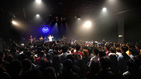 섬네일이미지  1:가수 이승환이 4일 저녁 서울 마포구 서교동 롤링홀에서 열린 '역사 교과서 국정화 반대 콘서트'에서 공연을 펼치고 있다.