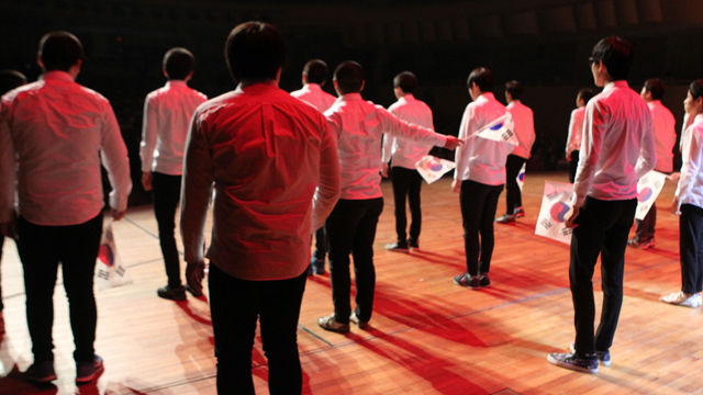 메인이미지  6 :  4일 경기도 고양시 고양아람누리에서 열린 '소년보호기관 청소년 문화 축제'. 의정부지방법원이 주관한 이날 행사에 행사재판에서 보호기관 감호 처분을 받아 5개 민간 소년보호기관에서 생활하는 청소년 280명이 참가해 연주와 무용, 노래 등을 공연했다. 