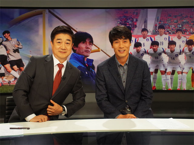SBS 나이트라인 초대석에 출연한 최진철 감독과 앵커 배재학
