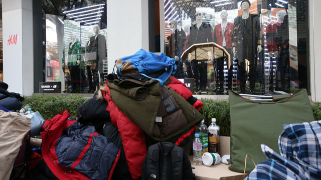 메인이미지  5 : 5일 오전 서울 중구 H&M 명동 눈스퀘어점 앞에 SPA 브랜드 H&M이 패션 브랜드 발망과 협업해 만든 한정판 발망 X H&M 컬렉션 상품을 구입하기 위해 노숙했던 고객들의 짐이 쌓여 있다. (서울=연합뉴스)