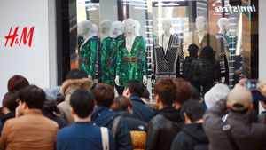 [슬라이드 포토] 발망-H＆M 출시&hellip;순번 입장&middot;구매제한에도 '아수라장'