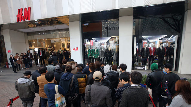메인이미지  1 : 5일 오전 서울 중구 H&M 명동 눈스퀘어점에서 고객들이 SPA 브랜드 H&M이 패션 브랜드 발망과 협업해 만든 한정판 발망 X H&M 컬렉션 상품을 구입하기 위해 줄을 서고 있다. (서울=연합뉴스)