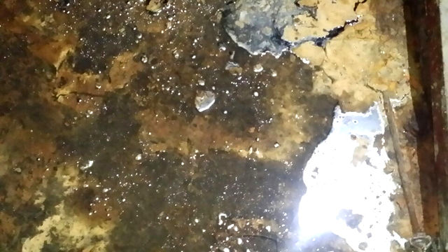메인이미지  4 : 광주 광산구 장덕동 한 전구공장에서 3월 23일부터 보름가량 진행된 설비철거공사에 투입된 근로자들이 집단으로 수은에 노출돼 파문이 확산되고 있다. 사진은 5일 철거공사 관계자가 공개한 현장 모습으로 수은으로 추정되는 물질이 바닥에 물과 함께 고여 있다.