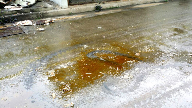 메인이미지  2 : 광주 광산구 장덕동 한 전구공장에서 3월 23일부터 보름가량 진행된 설비철거공사에 투입된 근로자들이 집단으로 수은에 노출돼 파문이 확산되고 있다. 사진은 5일 철거공사 관계자가 공개한 현장 모습으로 수은으로 추정되는 물질이 바닥에 흩어져 있다