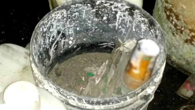 메인이미지  1 : 광주 광산구 장덕동 한 전구공장에서 3월 23일부터 보름가량 진행된 설비철거공사에 투입된 근로자들이 집단으로 수은에 노출돼 파문이 확산되고 있다. 사진은 5일 철거공사 관계자가 공개한 현장 모습으로 수은으로 추정되는 물질이 플라스틱 통 안에 담겨 있다.