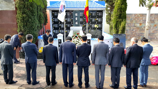 메인이미지  1 : 1970년대 우리나라 경제역군으로 5대양을 누비다 순직해 이역만리 타국에 묻혔던 원양어선원들의 유골 4위가 4일 인천공항을 통해 40년 만에 가족들 품으로 돌아왔다. 사진은 1일 스페인 라스팔마스 공동묘지 내 한국인선원 납골당에서 현지 한인회 및 한국원양산업협회, 해양수산부 직원들이 유골 4위를 모셔오기 앞서 묵념을 하는 모습.