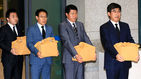 섬네일이미지  4:지난 4일 오후 인천국제공항에서 원양어업에 나섰다가 순직해 스페인 라스팔마스 선원묘지에 안장됐던 고(故) 김용택, 김소출, 최영률, 이주호 씨의 유해가 도착해 유골함을 든 봉송자들이 입국장을 나서고 있다.