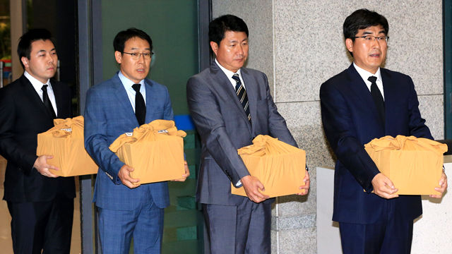 메인이미지  4 : 지난 4일 오후 인천국제공항에서 원양어업에 나섰다가 순직해 스페인 라스팔마스 선원묘지에 안장됐던 고(故) 김용택, 김소출, 최영률, 이주호 씨의 유해가 도착해 유골함을 든 봉송자들이 입국장을 나서고 있다.