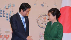 "박 대통령, 아베 총리 방한 때 장미 다발 보내"