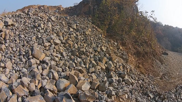 메인이미지  2 : 불법 채석 현장의 모습. (사진=연합뉴스)