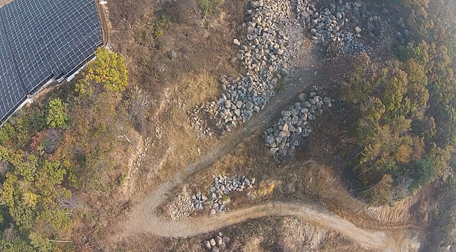 메인이미지  4 : 불법 채석 현장의 모습. (사진=연합뉴스)