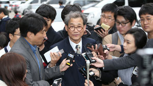 [포토] 최몽룡 교수 "국정교과서 걸림돌 되지 않으려 사퇴"