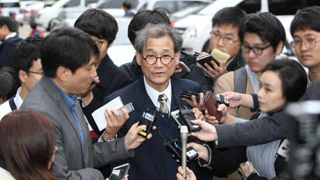 메인이미지  1 : 여기자를 성추행했다는 의혹이 불거져 국정교과서 집필진에서 사퇴한 최몽룡 서울대 명예교수가 6일 오후 서울 여의도 자택으로 들어가며 취재진 질문에 답하고 있다. (서울=연합뉴스)