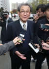 섬네일이미지  3:여기자를 성추행했다는 의혹이 불거져 국정교과서 집필진에서 사퇴한 최몽룡 서울대 명예교수가 6일 오후 서울 여의도 자택으로 들어가며 취재진 질문에 답하고 있다. (서울=연합뉴스)