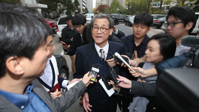 메인이미지  2 : 여기자를 성추행했다는 의혹이 불거져 국정교과서 집필진에서 사퇴한 최몽룡 서울대 명예교수가 6일 오후 서울 여의도 자택으로 들어가며 취재진 질문에 답하고 있다. (서울=연합뉴스)