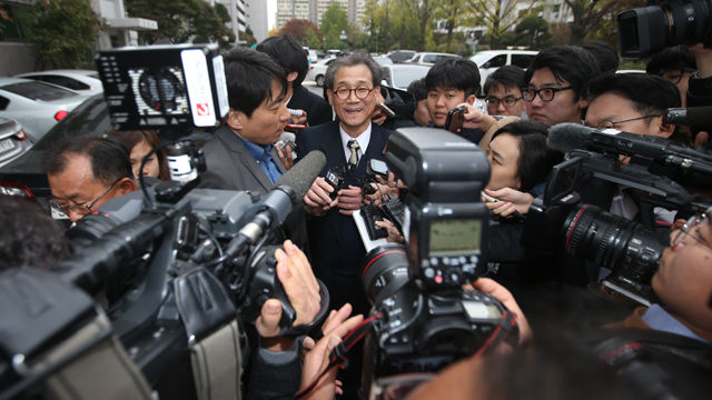 메인이미지  4 : 여기자를 성추행했다는 의혹이 불거져 국정교과서 집필진에서 사퇴한 최몽룡 서울대 명예교수가 6일 오후 서울 여의도 자택으로 들어가며 취재진 질문에 답하고 있다. (서울=연합뉴스)