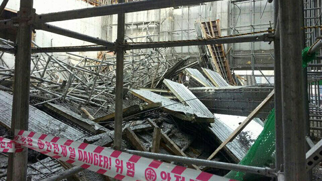 메인이미지  3 : 6일 오후 2시 5분께 부산 남구 대연동 경성대 건학기념관 다목적홀 신축공사장에서 5층 높이 구조물이 콘크리트 타설 과정에서 무너져내린 현장. 이 사고로 인부 5명이 3층으로 추락한 뒤 구조돼 치료를 받고 있다. 