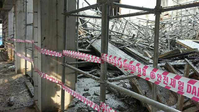 메인이미지  1 : 6일 오후 2시 5분께 부산 남구 대연동 경성대 건학기념관 다목적홀 신축공사장에서 5층 높이 구조물이 콘크리트 타설 과정에서 무너져내린 현장. 이 사고로 인부 5명이 3층으로 추락한 뒤 구조돼 치료를 받고 있다. 
