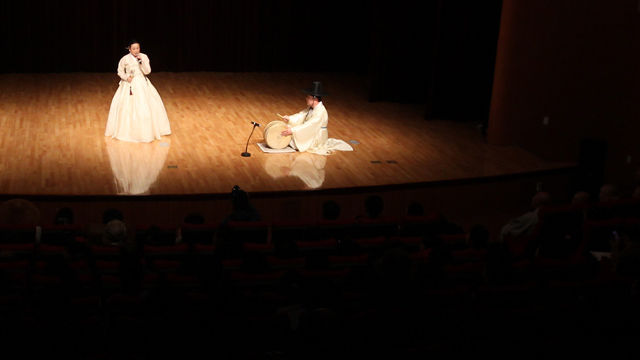 메인이미지  4 : 6일 오후 대전 대덕구 대전무형문화재전수회관에서 열린 '2015년 무형문화재 합동 원형 공개행사'에서 고향임 명창이 '춘향가' 판소리를 하고 있다. '무형의 길을 보다'라는 주제로 8일까지 열리는 이번 행사에서는 18종목 20명의 무형문화재 보유자와 이수자가 시민과 만난다. 