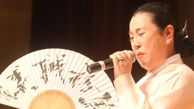 메인이미지  2 : 6일 오후 대전 대덕구 대전무형문화재전수회관에서 열린 '2015년 무형문화재 합동 원형 공개행사'에서 고향임 명창이 '춘향가' 판소리를 하고 있다. '무형의 길을 보다'라는 주제로 8일까지 열리는 이번 행사에서는 18종목 20명의 무형문화재 보유자와 이수자가 시민과 만난다. 