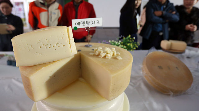 메인이미지  3 : 6일 오전 서울 용산구 아이파크몰 광장에서 '목장형 자연치즈 콘테스트'가 열렸다. 이 행사는 우리나라 낙농가들이 만든 자연치즈를 객관적으로 평가해 품질 향상을 유도하고 수입치즈 대비 경쟁력을 확보하기 위해 마련한 자리다.