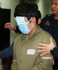 섬네일이미지  4:희대의 금융 다단계 사기범 조희팔(58) 아들 조모(30)씨가 영장실질심사를 받기 위해 7일 오전 대구시 수성구 범어동 대구지방법원에 들어서고 있다. 아들 조씨는 2011년 중국에서 도피 생활 중이던 조희팔로부터 12억원을 받아 은닉한 혐의를 받고 있다. 