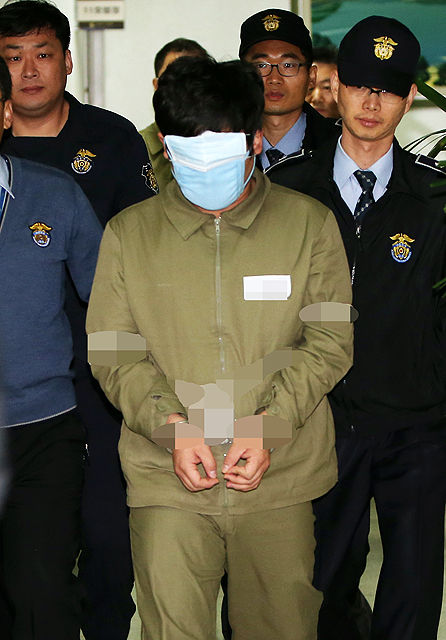 메인이미지  2 : 희대의 금융 다단계 사기범 조희팔(58) 아들 조모(30)씨가 영장실질심사를 받기 위해 7일 오전 대구시 수성구 범어동 대구지방법원에 들어서고 있다. 아들 조씨는 2011년 중국에서 도피 생활 중이던 조희팔로부터 12억원을 받아 은닉한 혐의를 받고 있다. 