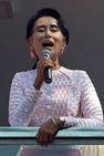 섬네일이미지  3:미얀마 야당 민주주의민족동맹(NLD)의 지도자 아웅산 수치 여사가 9일(현지시각) 양곤 NLD 본부 건물 발코니에서 연설하고 있다. 수치 여사는 이번 역사적 선거에서 NLD가 승리할 것이라고 말하고 패배자를 자극하지 말 것을 지지자들에게 당부했다. (양곤 AP=연합)