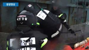 [생생영상] 철벽에 철망까지 두른 中어선&hellip;더욱 힘들어진 불법 조업 단속 현장
