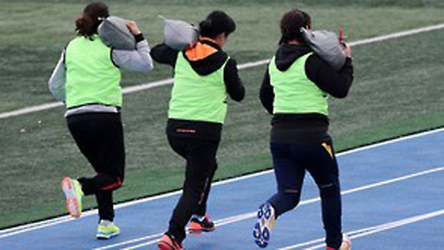 모래주머니 메고 뛰는 여성 응시자들