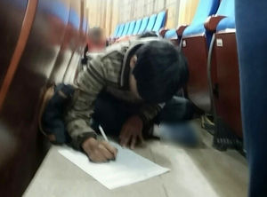 "바닥에 앉아 필기시험 보고 실습실에 의자도 없고"