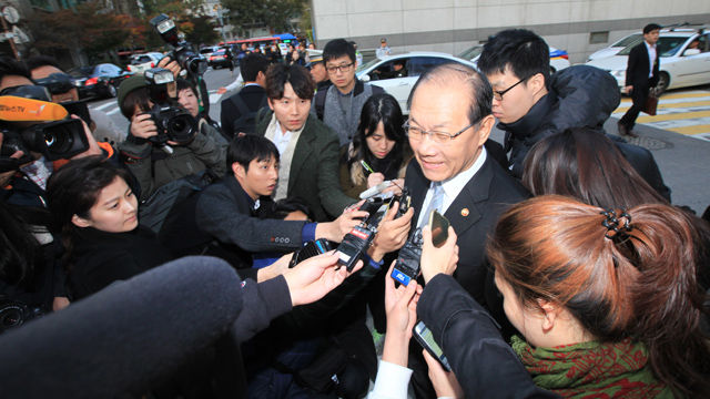 수능 시험장 방문한 황우여 교육부 장관