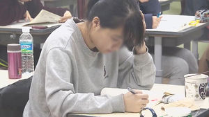 부모&middot;후배 '열띤 응원전'&hellip;대입 수능 63만 명 응시