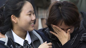 [슬라이드 포토] '엄마, 울지 마'&hellip;시험 마친 수험생들
