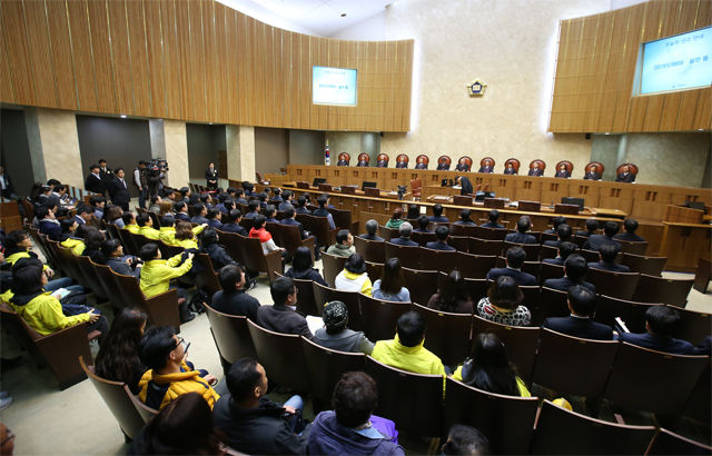 메인이미지  4 :  12일 서울 서초동 대법원 대법정에서 세월호 이준석 선장 등 승무원들에 대한 대법원의 선고가 세월호 유가족들이 지켜보는 가운데 진행되고 있다. 대법원 전원합의체는 12일 살인 등 혐의로 기소된 이씨 등 세월호 승무원 15명의 상고심에서 대법관 전원일치로 이씨에게 무기징역을 선고한 원심을 확정했다. (사진=연합뉴스)