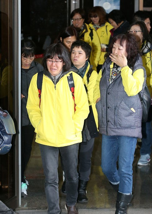 메인이미지  3 :  12일 서울 서초동 대법원 대법정에서 세월호 이준석 선장 등 승무원들에 대한 대법원의 선고가 세월호 유가족들이 지켜보는 가운데 진행되고 있다. 대법원 전원합의체는 12일 살인 등 혐의로 기소된 이씨 등 세월호 승무원 15명의 상고심에서 대법관 전원일치로 이씨에게 무기징역을 선고한 원심을 확정했다. (사진=연합뉴스)
