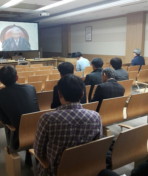 메인이미지  2 :  12일 서울 서초동 대법원 대법정에서 세월호 이준석 선장 등 승무원들에 대한 대법원의 선고가 세월호 유가족들이 지켜보는 가운데 진행되고 있다. 대법원 전원합의체는 12일 살인 등 혐의로 기소된 이씨 등 세월호 승무원 15명의 상고심에서 대법관 전원일치로 이씨에게 무기징역을 선고한 원심을 확정했다. (사진=연합뉴스)