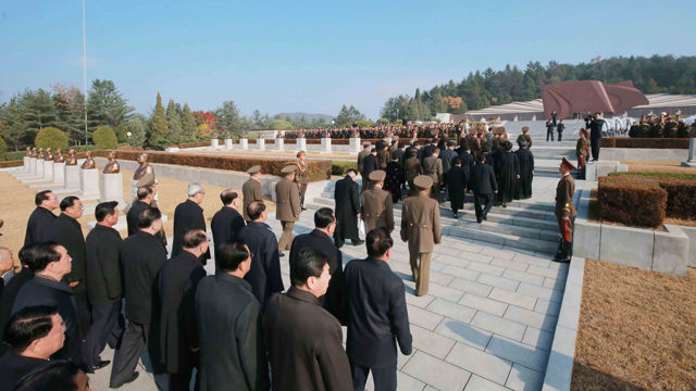 메인이미지  3 : 지난 7일 사망한 리을설 북한 인민군 원수의 장례식이 11일 평양에서 국장(國葬)으로 진행됐다고 북한 조선중앙통신이 12일 보도했다.

   리을설의 국가장의위원장을 맡은 김정은 국방위원회 제1위원장을 비롯해 김영남 최고인민회의 상임위원장, 황병서 군 총정치국장, 박봉주 내각 총리, 김기남 당비서, 박영식 인민무력부장, 리영길 총참모장, 김양건 당비서 등이 장례식에 참석했다.