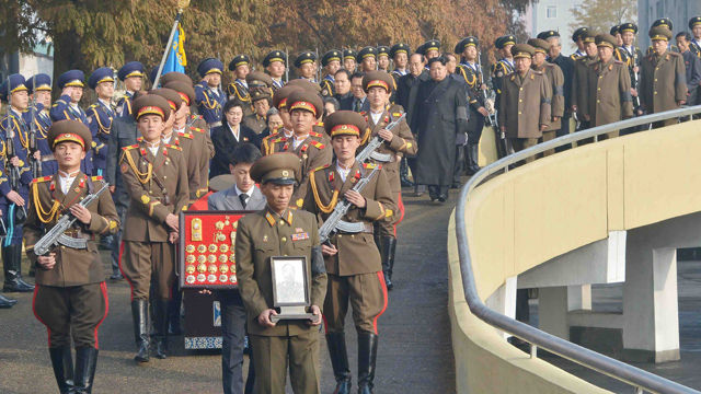 메인이미지  2 : 지난 7일 사망한 리을설 북한 인민군 원수의 장례식이 11일 평양에서 국장(國葬)으로 진행됐다고 북한 조선중앙통신이 12일 보도했다.

   리을설의 국가장의위원장을 맡은 김정은 국방위원회 제1위원장을 비롯해 김영남 최고인민회의 상임위원장, 황병서 군 총정치국장, 박봉주 내각 총리, 김기남 당비서, 박영식 인민무력부장, 리영길 총참모장, 김양건 당비서 등이 장례식에 참석했다.