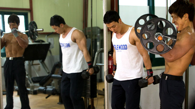 메인이미지  5 : '몸짱' 소방관들이 저소득층 화상 환자 치료비 마련을 위해 방화복을 벗고 근육질 몸을 뽐내며 2016년도 달력 제작에 참여했다. 달력제작 모델로 참여한 중부소방서 구조대장 장인덕 소방장(오른쪽)과 서대문 소방서 현장대응단 고동우 소방사가 13일 서울 중구 중부소방서 체력단련장에서 취재진을 위해 몸만들기 운동과정을 보여주고 있다.
