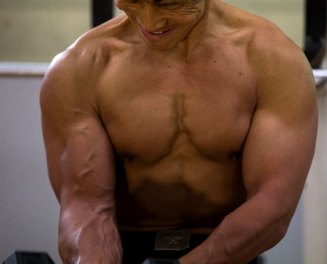 메인이미지  4 : '몸짱' 소방관들이 저소득층 화상 환자 치료비 마련을 위해 방화복을 벗고 근육질 몸을 뽐내며 2016년도 달력 제작에 참여했다. 달력제작 모델로 참여한 중부소방서 구조대장 장인덕 소방장이 13일 서울 중구 중부소방서 체력단련장에서 취재진을 위해 몸만들기 운동과정을 보여주고 있다. 
