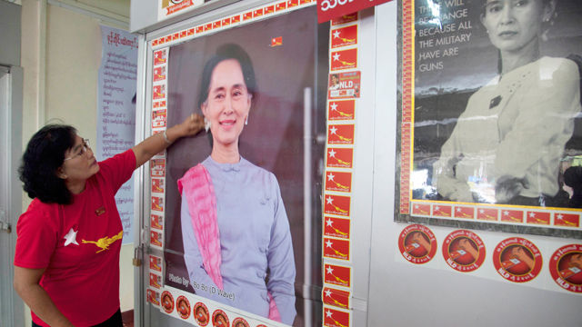 메인이미지  6 : 미얀마의 양곤소재 아웅산 수치 여사가 이끄는 제1야당 민주주의민족동맹(NLD) 당사에서 한 여성 당원이 수치 초상화를 깨끗하게 닦고 있다. 미얀마 선거관리위원회는 13일(현지시간) NLD가 하원에서 21석을 추가로 얻어 상&middot;하원을 통틀어 총 348석을 확보했다고 밝혔다. 이로써 NLD는 단독 집권의 마지노선인 329석을 돌파, 내년 초 대선에서 NLD가 미는 후보가 대통령에 뽑힐 것이 확실시된다. NLD의 이번 총선 승리로 미얀마는 지난 1962년 군부 쿠데타 이후 53년 만의 민주화를 이루게 됐다. (양곤 AP=연합)